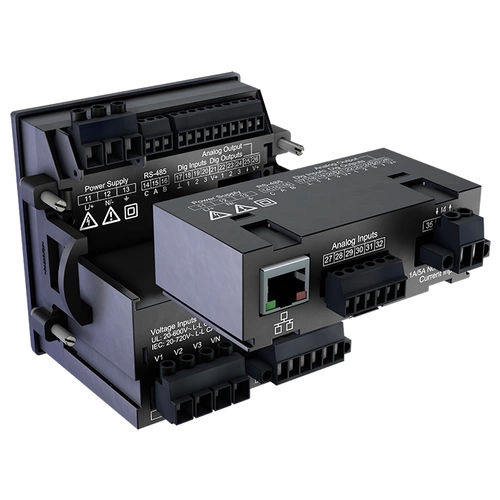 Zwei schwarze modulare elektronische Geräte mit verschiedenen Anschlüssen für Stromversorgung, analoge und digitale Eingänge und Ausgänge.